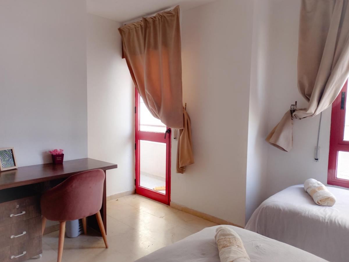 Amazing Appartement Au Centre Ville En Face Hilton & Gare Train De Tgv De Tanger Bagian luar foto