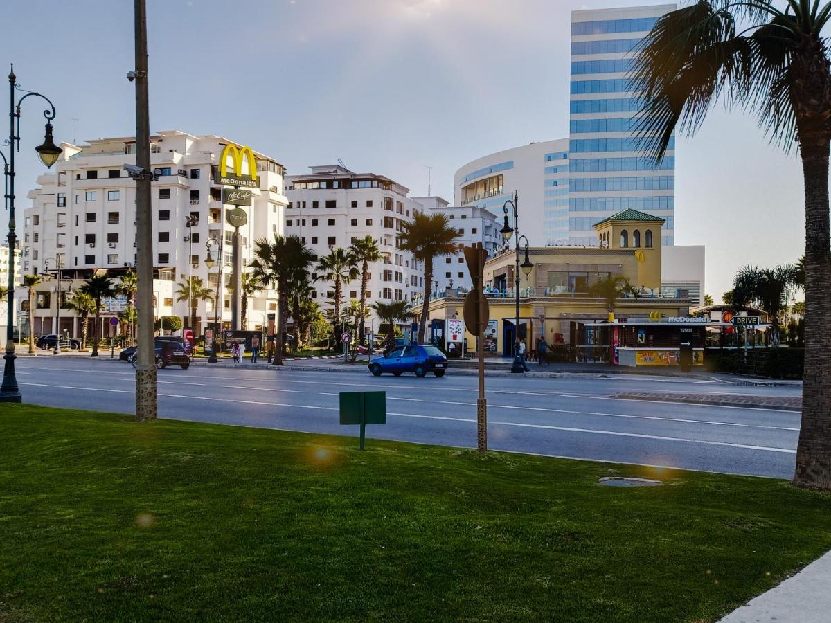 Amazing Appartement Au Centre Ville En Face Hilton & Gare Train De Tgv De Tanger Bagian luar foto